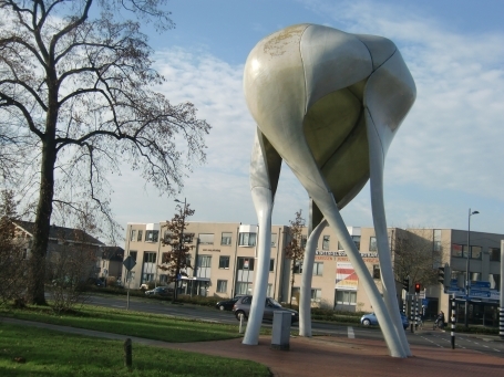 Doetinchem : Grutstraat, die 12 m hohe Kunstharzskulptur D-Turm